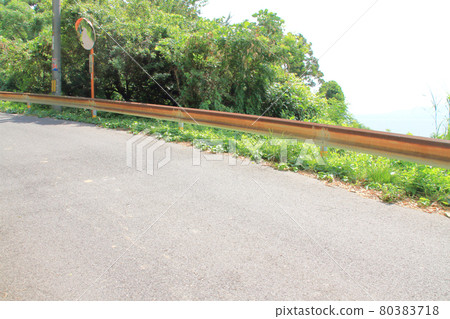 安裝在山路一側電線桿上的帶有高度顯示的招牌 安裝在山路一側電線桿上的帶有高度顯示的招牌 80383718
