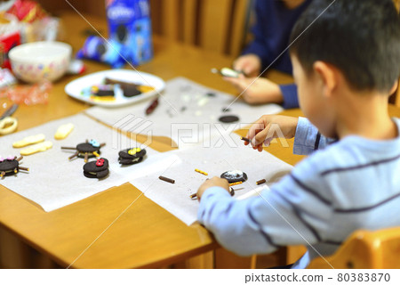 與孩子一起製作的簡單萬聖節佈置糖果 與孩子一起製作的簡單萬聖節佈置糖果 80383870