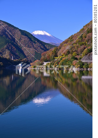 Tanzawa Lake in autumn leaves 80385201