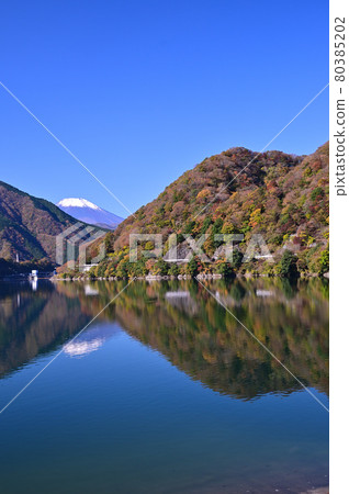 Tanzawa Lake in autumn leaves 80385202