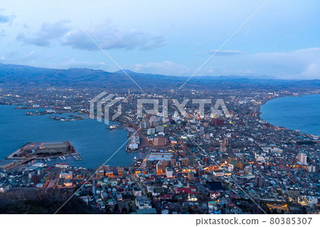 [Hokkaido] Evening view of Hakodate where snow dances 80385307