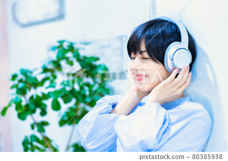 戴耳機聽音樂的年輕女子 戴耳機聽音樂的年輕女子 80385938