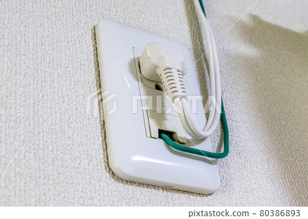 電源插頭和地線連接到插座 80386893
