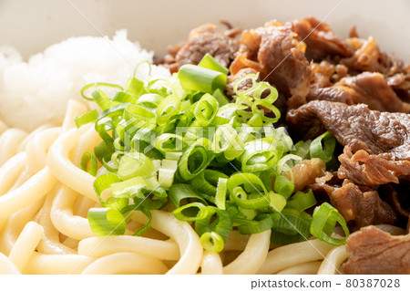 磨碎的牛肉 bukkake 烏冬面(冷)。 磨碎的牛肉 bukkake 烏冬面(冷)。 80387028
