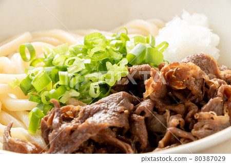 磨碎的牛肉 bukkake 烏冬面（冷）。 80387029