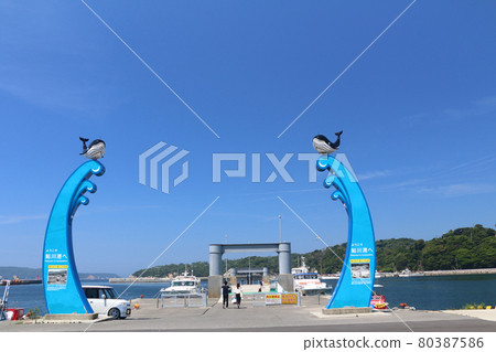 鮎川港碼頭和藍天 80387586