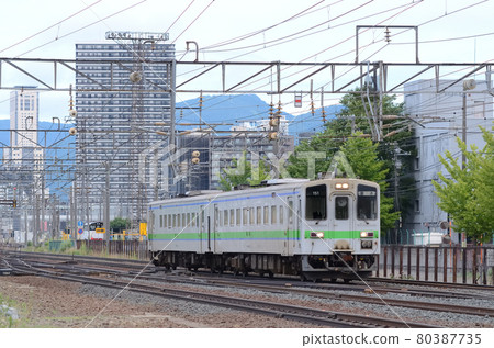 Diesel train for Higashi Muroran that runs only on the Chitose Line in the daytime Diesel train for Higashi Muroran that runs only on the Chitose Line in the daytime 80387735