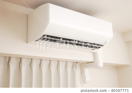 安裝在公寓客廳的白色空調 80387771