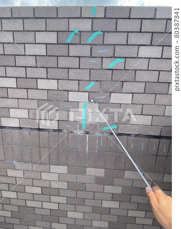 Floating survey of tiles with a percussion stick (vertical) Floating survey of tiles with a percussion stick (vertical) 80387841