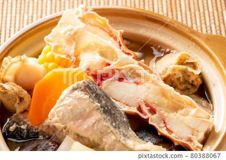 石狩鍋的帝王蟹腿特寫。 80388067