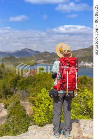 在平磯湖（兵庫縣加古川市平磯町）周圍的愛宕神社山頂眺望風景的女性※作品評論區拍攝位置 80388325