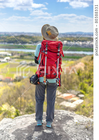 在平磯湖（兵庫縣加古川市平磯町）周圍的增田山山頂眺望風景的女性※作品評論部分的拍攝位置 80388331