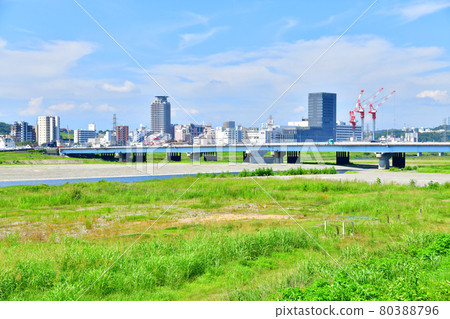 從下游看關東大橋/多摩川/府中市區（東京府中市）[2021.7] 80388796