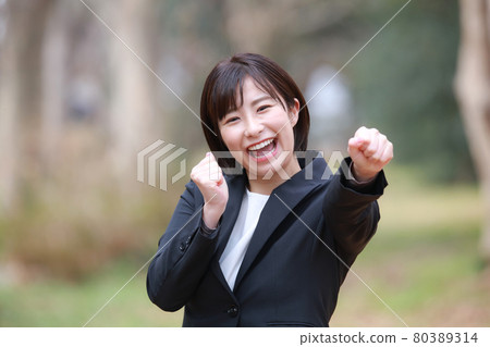 Female employees cheering 80389314
