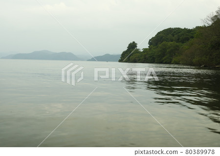 從露營地海濱長廊 海面上的漣漪 80389978