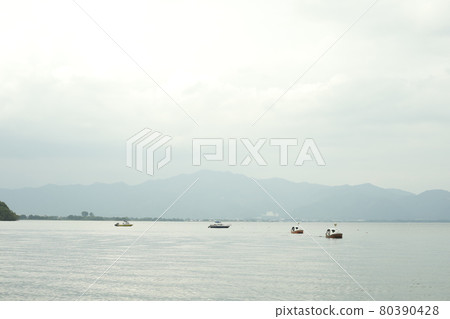 從露營地海濱長廊 海面上的漣漪 從露營地海濱長廊 海面上的漣漪 80390428