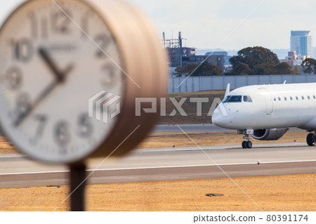 飛機在機場跑道上運行 80391174