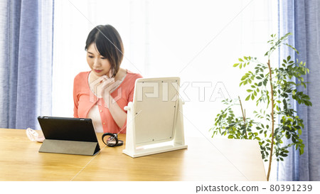 在線課程 參加在線化妝課程的年輕女性 使人變得模糊 80391239