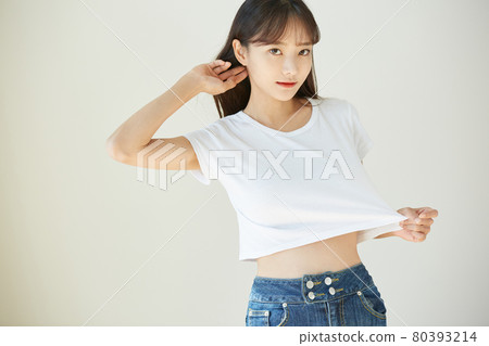 一個穿著白色 T 恤的年輕女子的肖像 一個穿著白色 T 恤的年輕女子的肖像 80393214