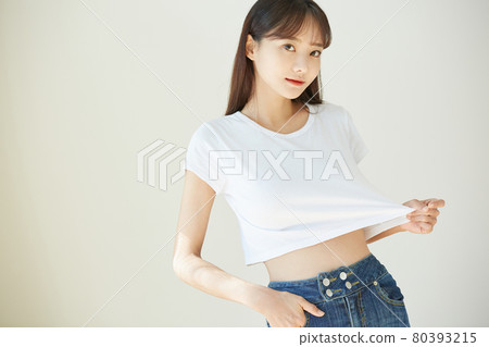 一個穿著白色 T 恤的年輕女子的肖像 一個穿著白色 T 恤的年輕女子的肖像 80393215