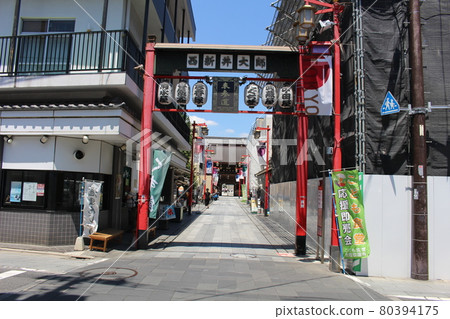 The approach to Nishiarai Daishi, Adachi-ku, Tokyo 80394175