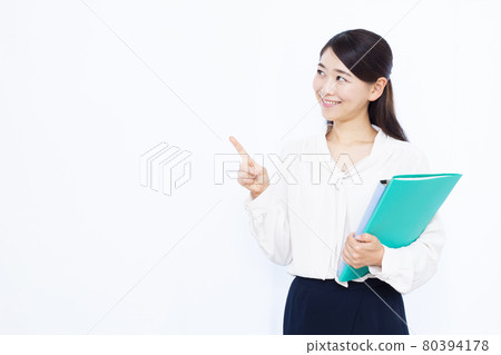 Business woman in her thirties pointing 80394178