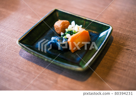 什錦泡菜（醃李子、茄子、胡蘿蔔、蘿蔔）-水平 80394231