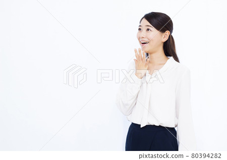 A business woman in her thirties who is surprised with a smile A business woman in her thirties who is surprised with a smile 80394282