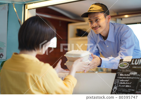 男性在移動銷售中提供餐食 男性在移動銷售中提供餐食 80395747