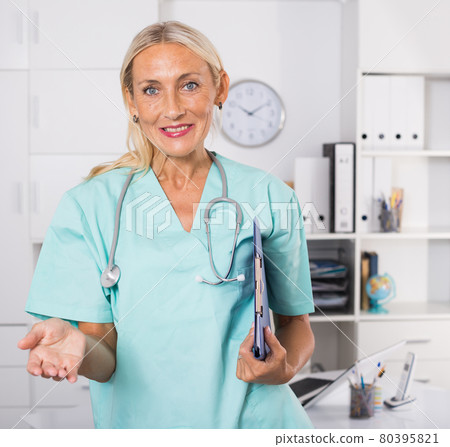 Woman physician meeting in medical office Woman physician meeting in medical office 80395821