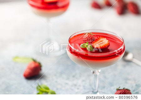 panna cotta dessert 80396576