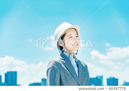 戴頭盔的女商人 80397778