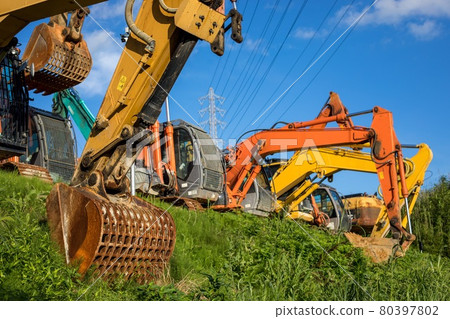 並排停放的挖掘機車 並排停放的挖掘機車 80397802