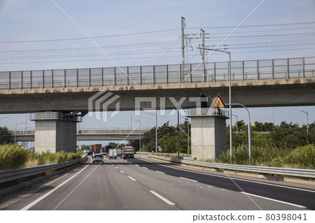 有高架鐵路的道路 80398041