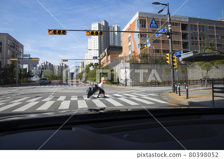 A person who carries luggage A person who carries luggage 80398052