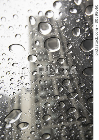 雨滴落在天窗上 80398060