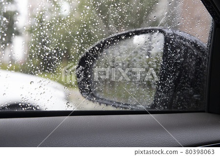 下雨在一個雨天的車窗 80398063