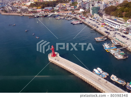 一座紅色燈塔映入眼簾的小漁港 80398348