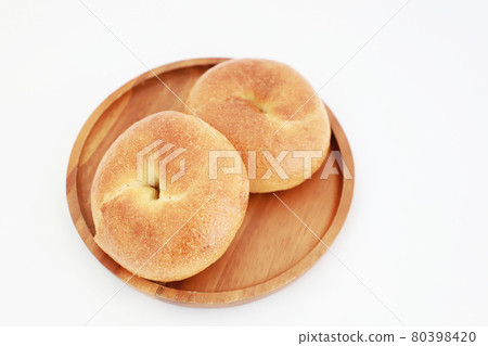 Plain bagels and fluffy chewy 80398420
