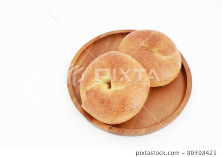 Plain bagels and fluffy chewy 80398421