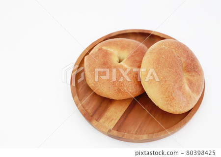 Plain bagels and fluffy chewy 80398425