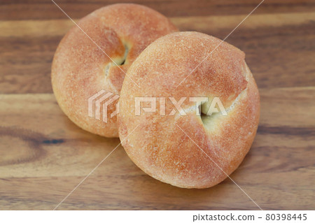 Plain bagels and fluffy chewy 80398445