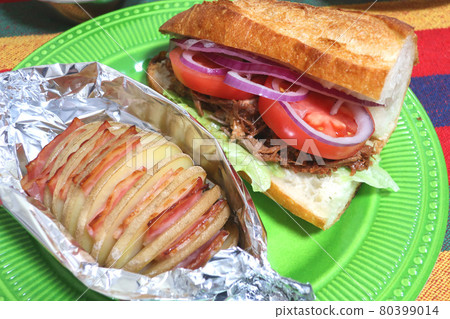 Pulled pork sandwich and hasselback potatoes 80399014