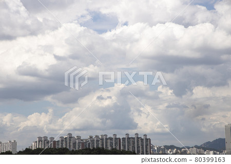 High sky and white clouds 80399163