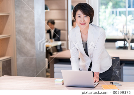 在自由地址辦公室使用筆記本電腦工作的女經理拍攝合作“+ SHIFT NOGIZAKA” 80399375