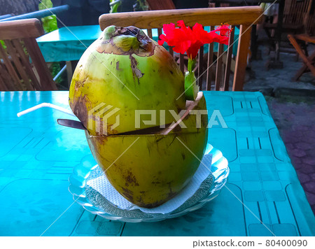 Fresh fruit cocktail in coconut 80400090