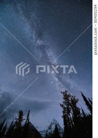 Milky way galaxy with starry on mountain in the night sky 80400294