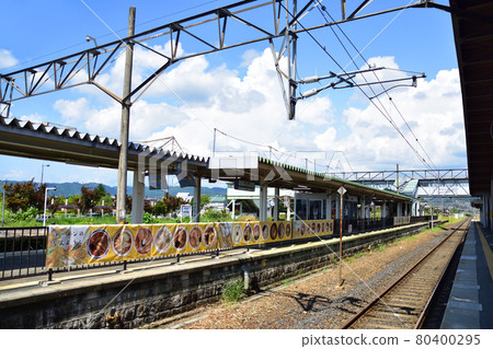 2020年夏天山形鐵道花長井線和火車窗外的風景 80400295