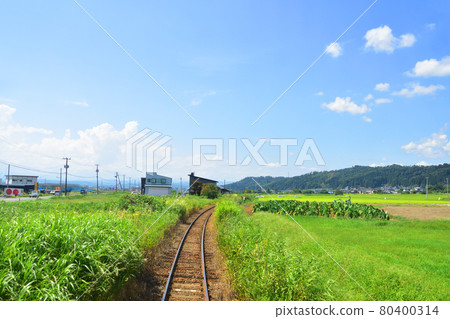 2020年夏天山形鐵道花長井線和火車窗外的風景 80400314