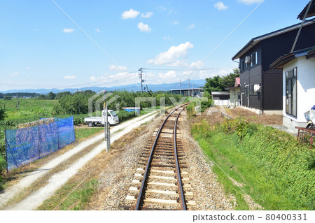 2020年夏天山形鐵道花長井線和火車窗外的風景 80400331